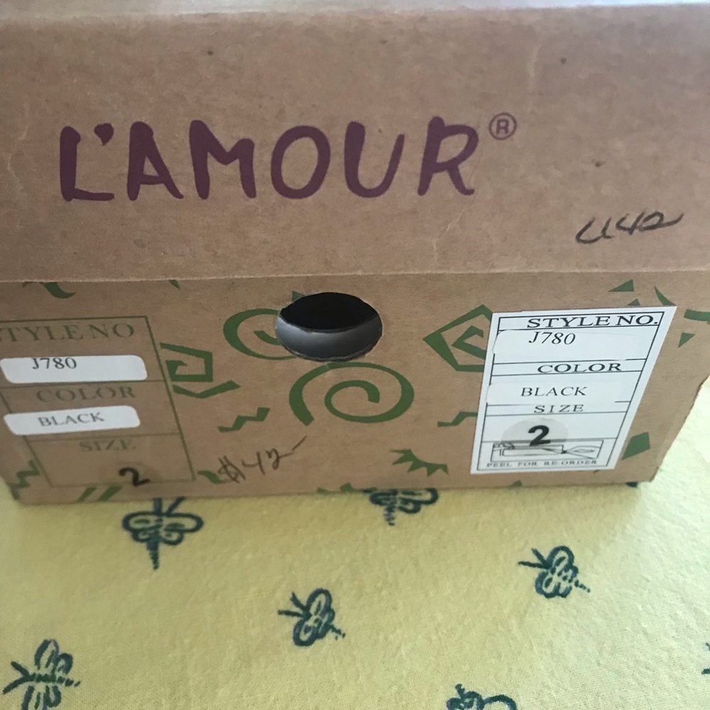 Little girl size 2 L’AMOUR sandal - Picture 2 of 4